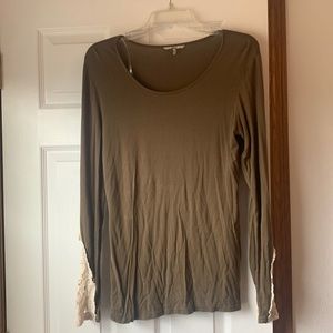 Buckle long sleeve shirt with crochet sleeve detail